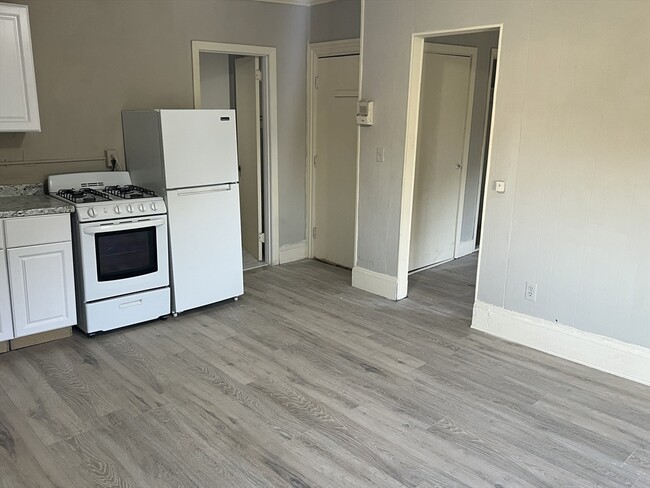 Building Photo - 14 Monument Sq