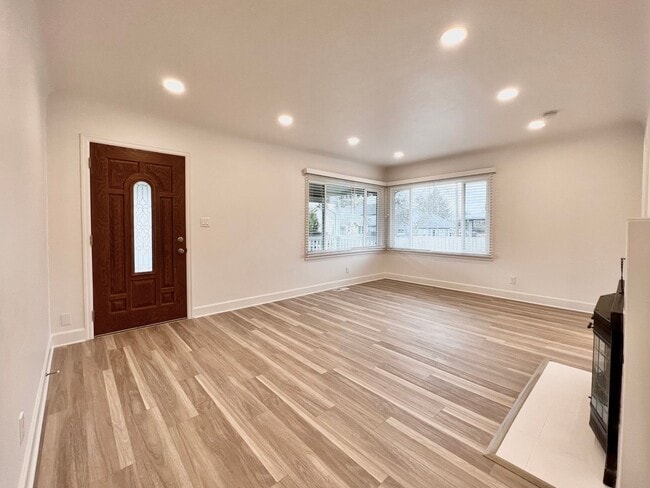Building Photo - Newly Renovated 3 bed 2 bath With Huge Bac...
