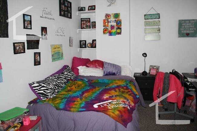 Foto del edificio - No Brokers Fee, Desirable Location Steps from NEU, Eat-in Kitchen Stainless Still appliances Good...