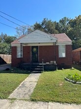 Building Photo - 1614 Oakwood Dr