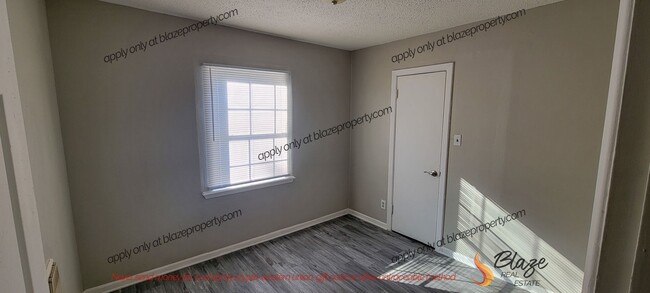 Building Photo - Southlawn 3 bedroom