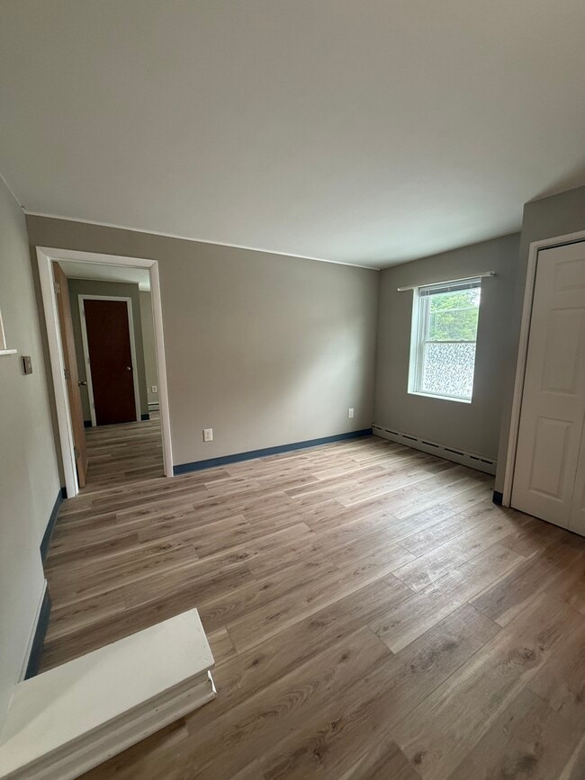 living room - 503 N Riverview Dr