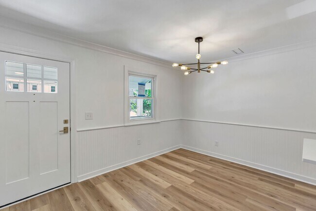 Foto del edificio - Stunning Mt Pleasant Town House!