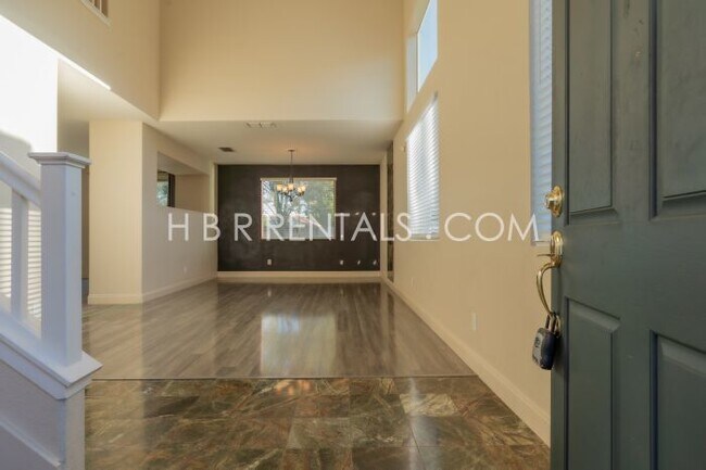 Foto del edificio - Charming 3-Bedroom & Spacious 2400 Sq. Ft. Layout in Tracy's Serene Sagewood Neighborhood!