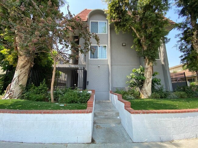 Front - 7407 Haskell Ave
