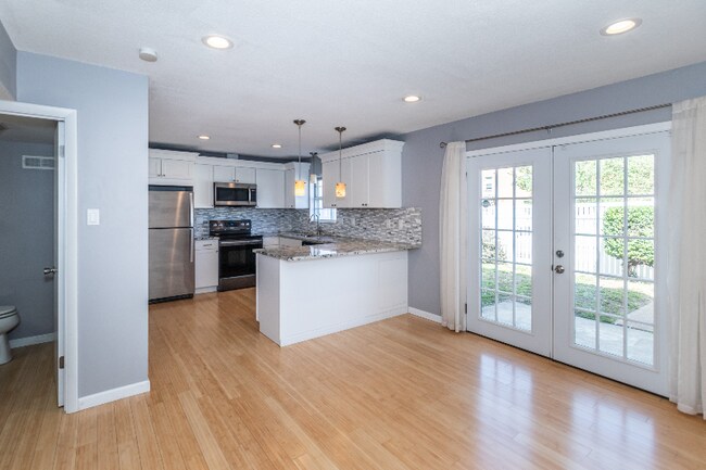 Building Photo - 844 Dumont Pl