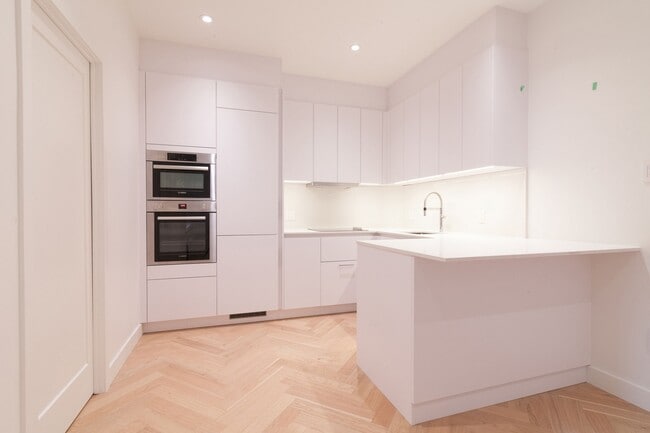 Building Photo - 590 Av Outremont
