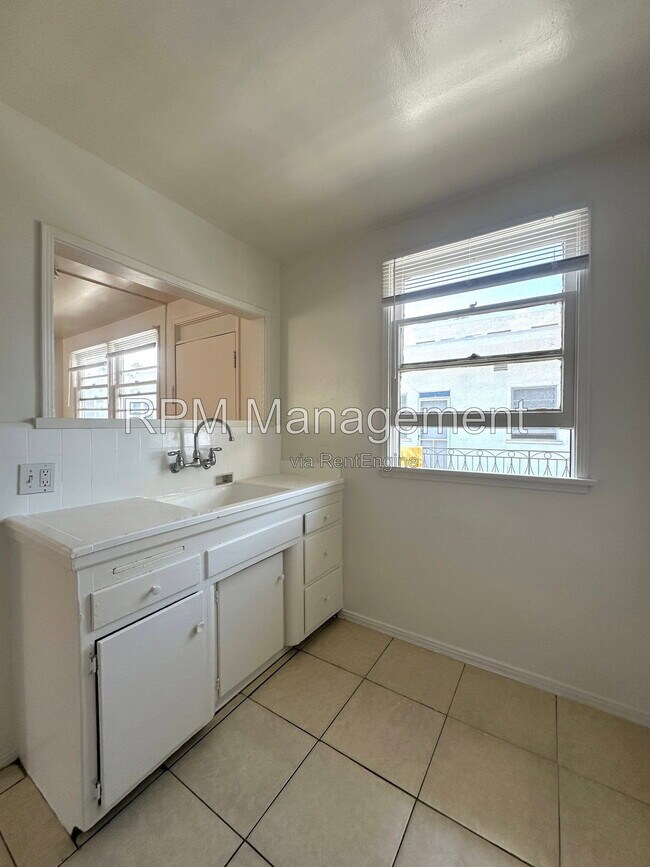 Foto del edificio - 1737 N Sycamore Ave