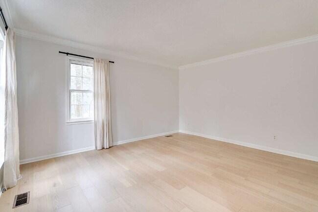 Foto del edificio - Chapel Hill Retreat: Spacious 4-Bedroom with Fenced-in Backyard