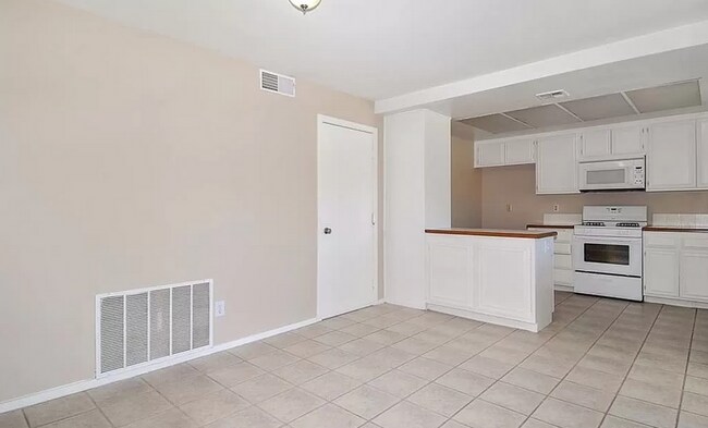 Building Photo - Don't miss out on this charming home!