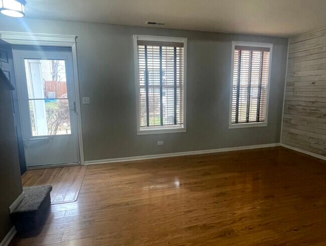 Foto del edificio - 939 Symphony Dr