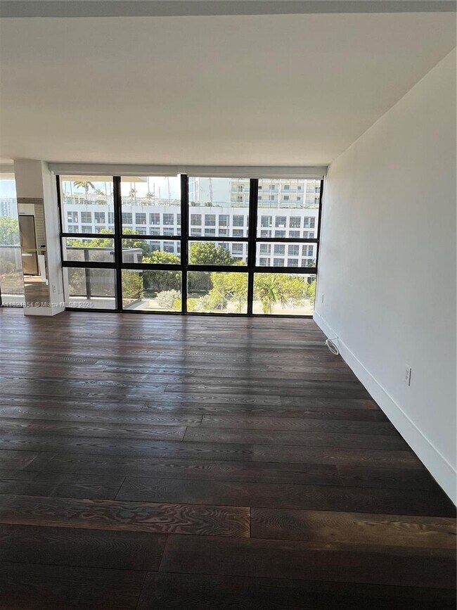 Foto del edificio - 600 NE 36th St