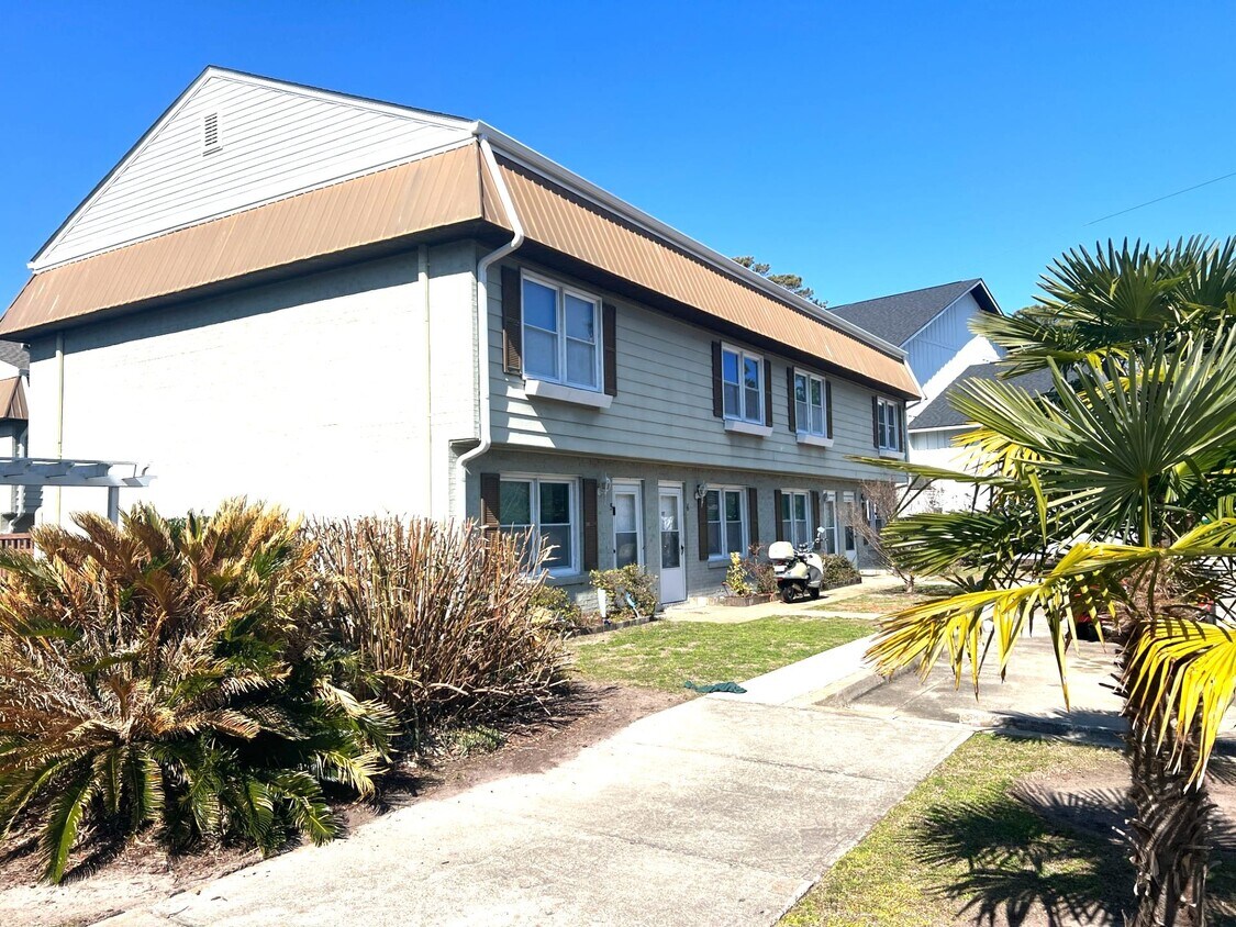 Primary Photo - Pet friendly! 2 Bedroom, 1.5 Bath Town Hom...