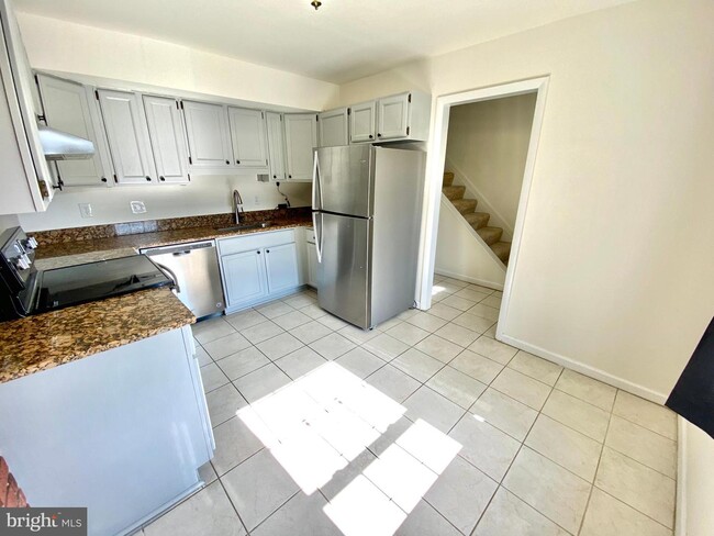 Building Photo - 14748 Tamarack Pl