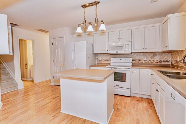 Building Photo - 833 Woodsford Dr