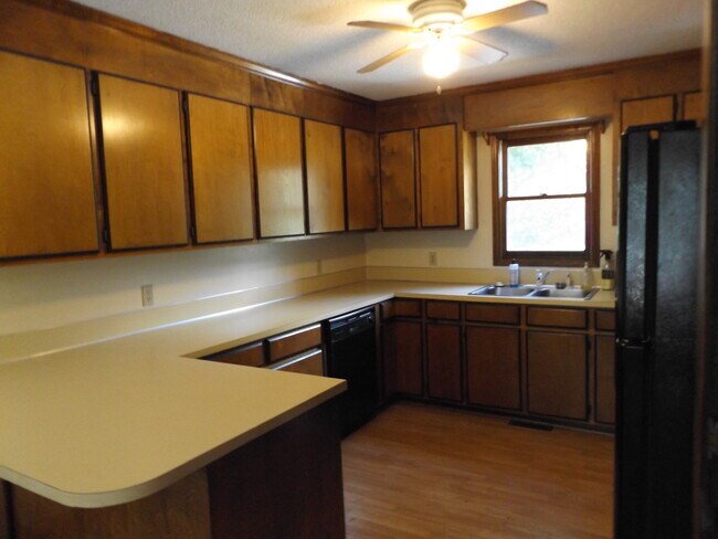 Building Photo - 1132 Crestmont Dr SE