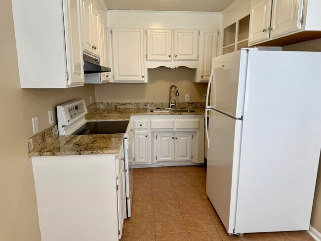 Building Photo - 4047 Fairway Dr