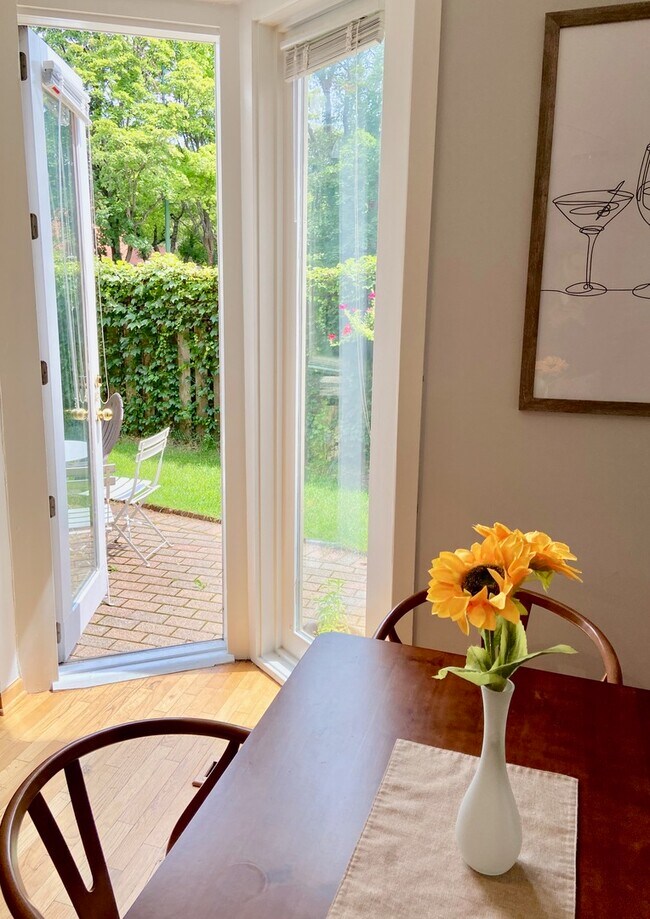 Building Photo - 2014 N Larrabee St