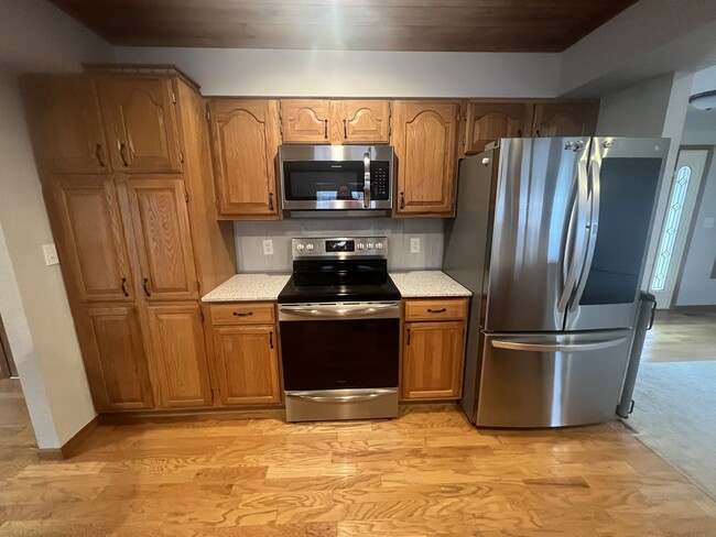 Building Photo - 908 Eads Dr