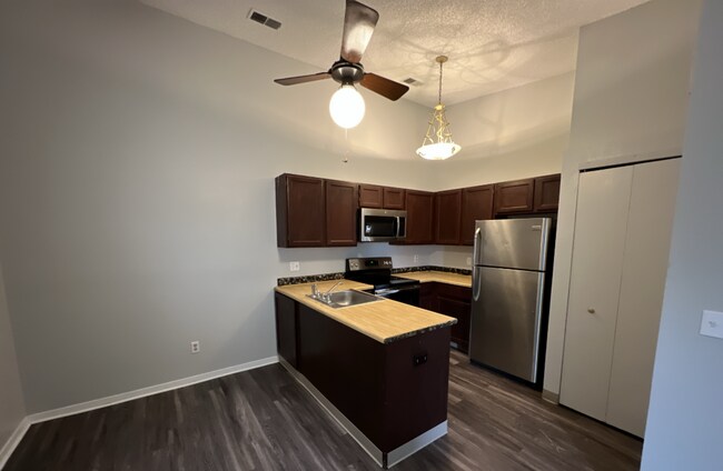 Building Photo - Studio Apartment in the Sable Cove Community!