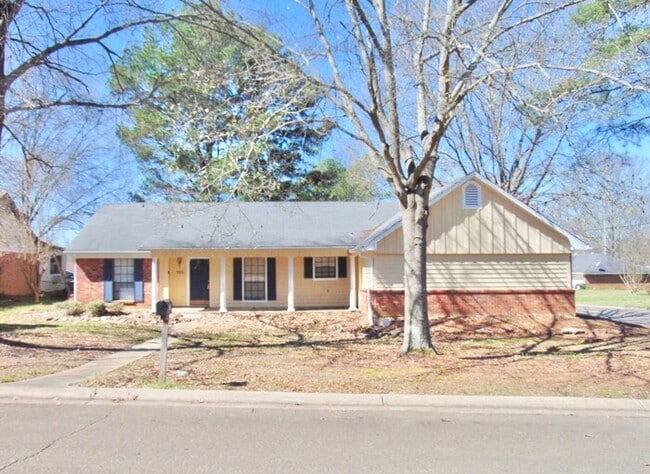 Building Photo - 703 Greenfield Dr