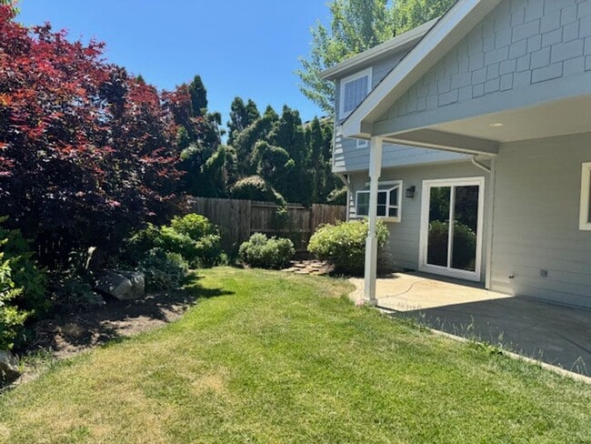 Building Photo - NEW TO MARKET/ LARGE 2 STORY HOME ON PRIVA...