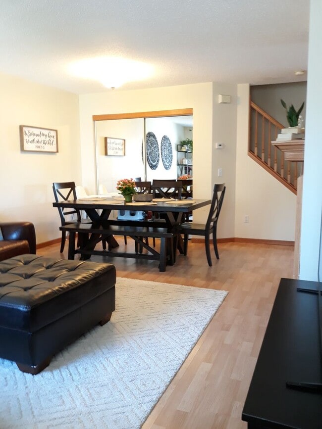 Building Photo - 2Bed/1.5Bath Townhome- Apple Valley- Available June 1