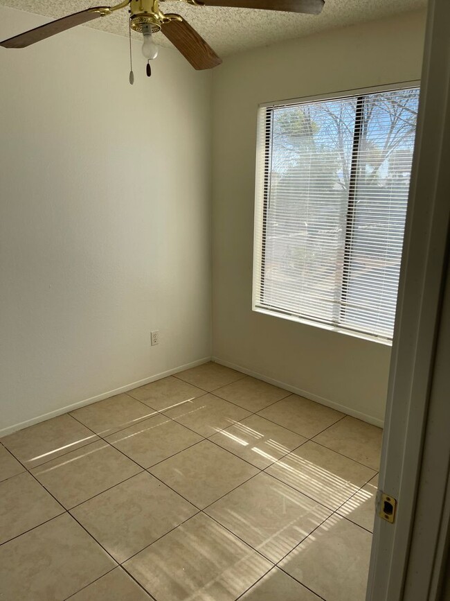 Building Photo - 4590 Carriage Park Dr