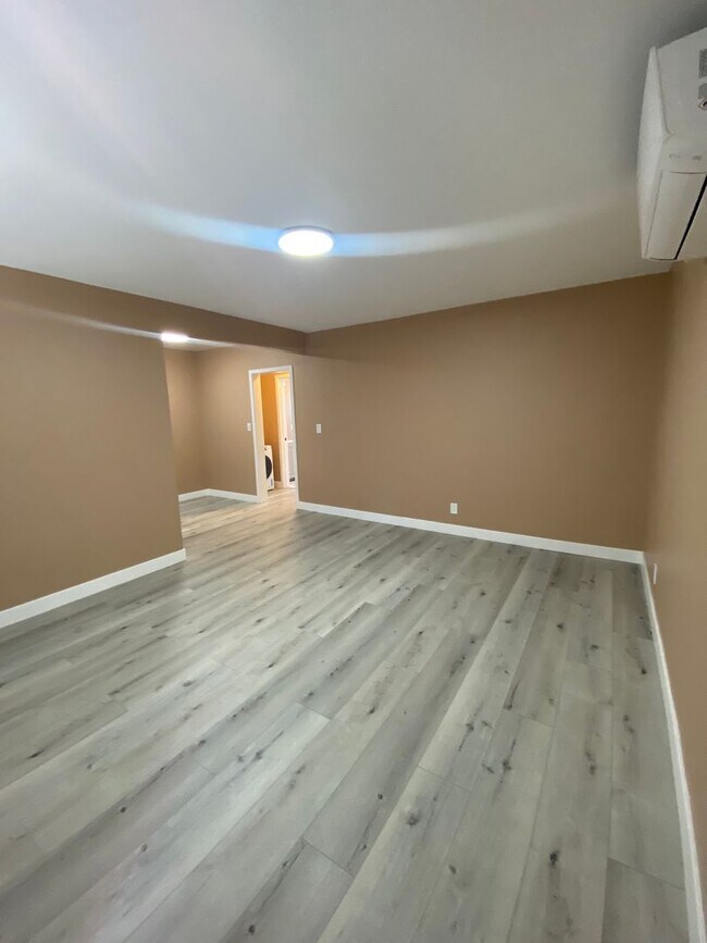 Foto del edificio - NEWLY RENOVATED 1 BEDROOM/1 BATH!