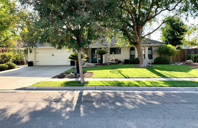 Building Photo - 405 Fairview Dr
