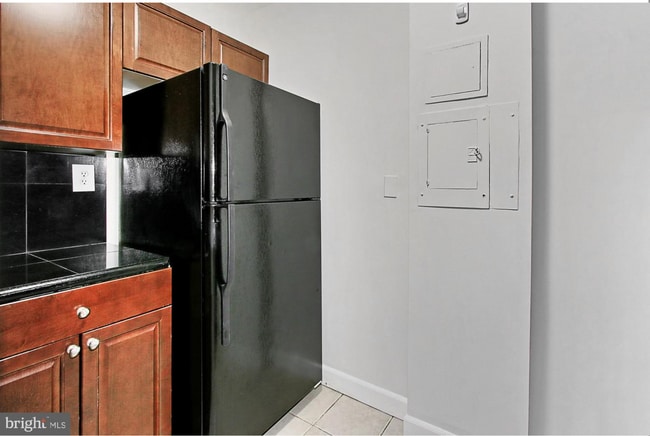 Building Photo - Charming & Spacious One Bedroom at River Place South