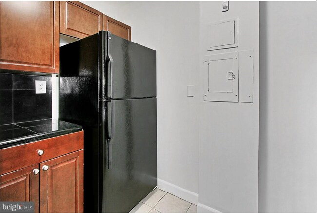 Foto del edificio - PARKING INCLUDED Charming & Spacious One Bedroom at River Place East!