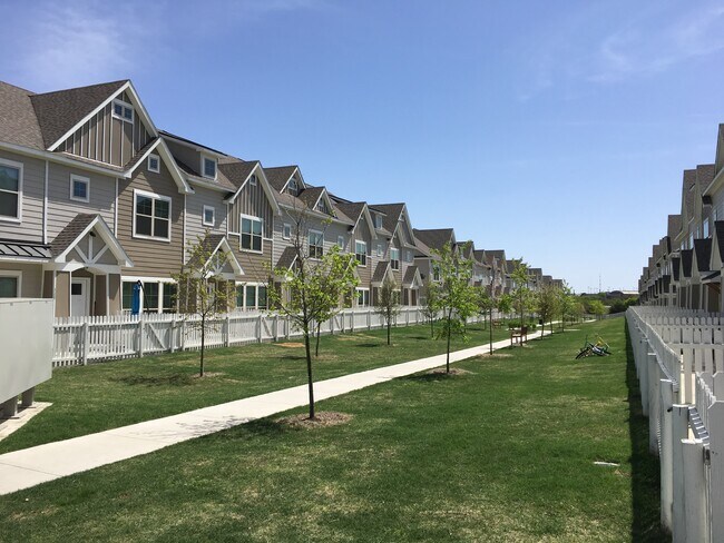 Building Photo - 136 E Maple Ridge Ct