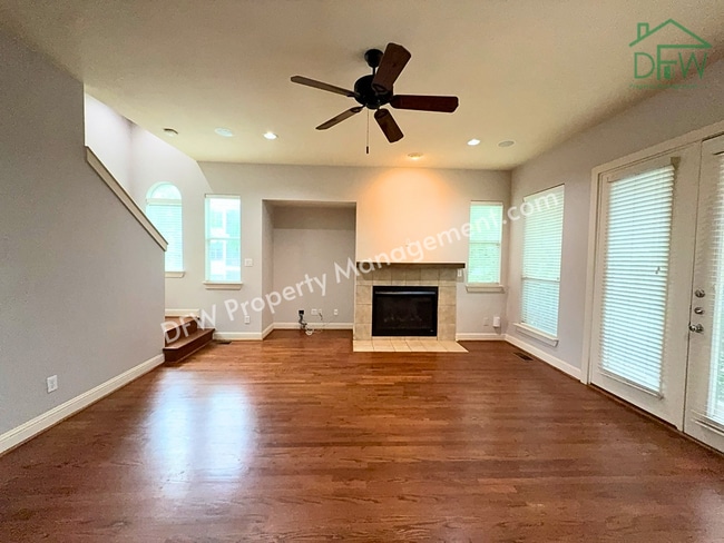 Building Photo - Elegant and Spacious 2-Bedroom Townhome with Rooftop View in Dallas