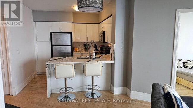 Photo du bâtiment - 2230 Lake Shore Blvd W