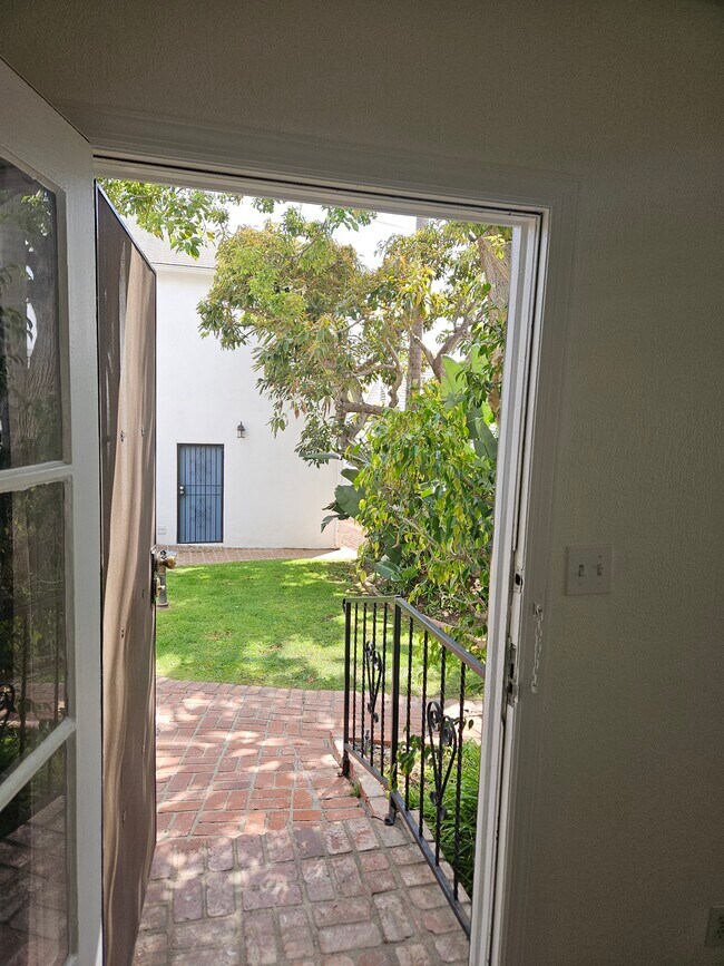 Vista exterior desde la puerta principal - 1033 Aviation Blvd