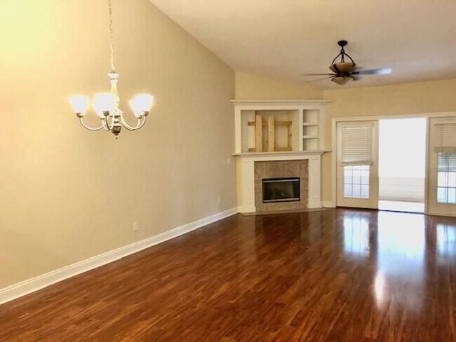 Foto del edificio - Specious 3 Bedroom-2 Bath Townhome with 2 ...