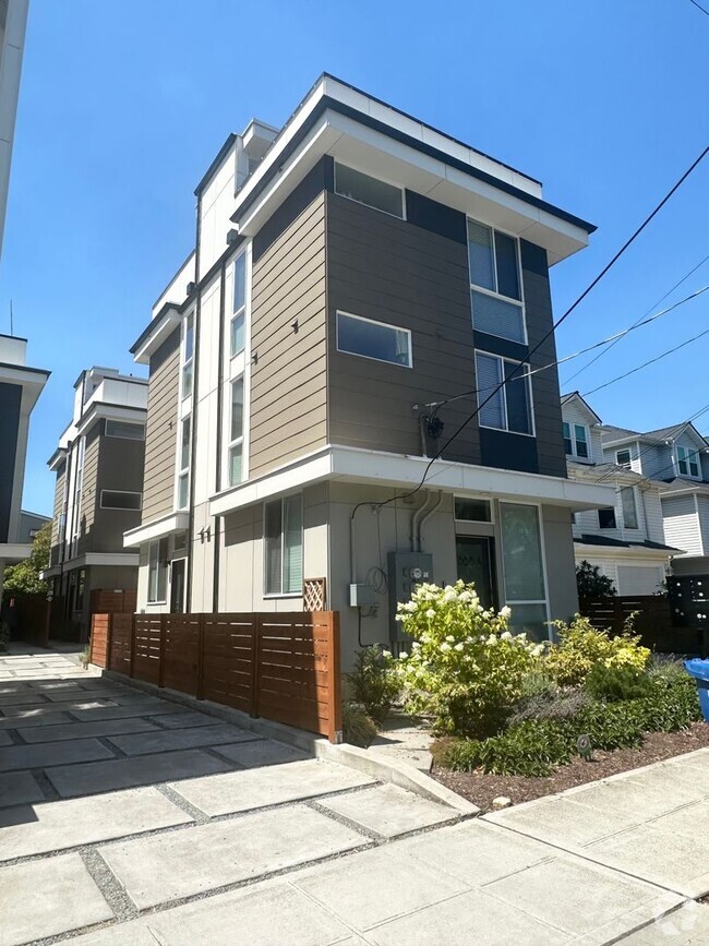 Building Photo - 8815 Interlake Ave N