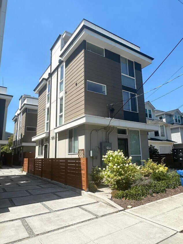 Just listed! Modern 2-bed, 2-bath Townhome... - Just listed! Modern 2-bed, 2-bath Townhome...