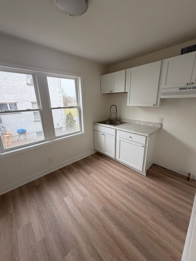 Foto del edificio - 1439 Nightingale Rd