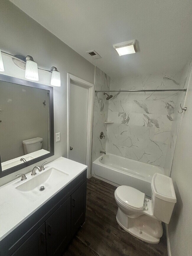 Building Photo - Spacious 3 Bedroom/2 Bath House! Great Location!