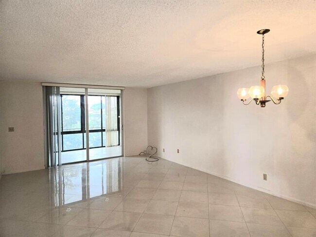 Foto del edificio - 7300 Lake Cir Dr