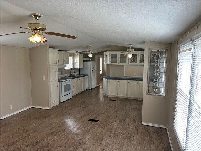 Building Photo - 2021 N Battlebell Rd