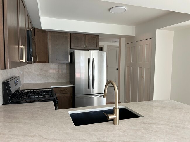 Foto del edificio - 114 Sarahs Grove Ln