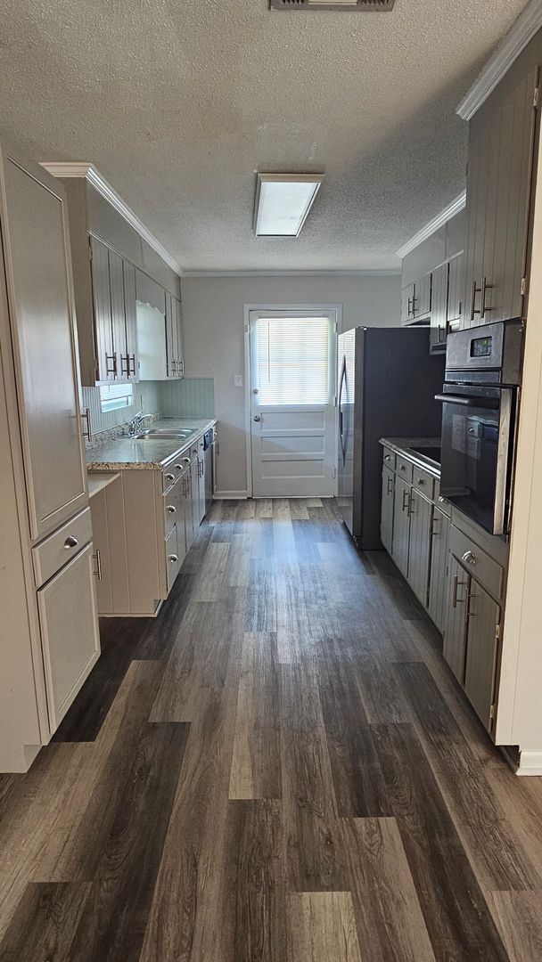 Building Photo - Recently Updated 3Bed 2 Bath House
