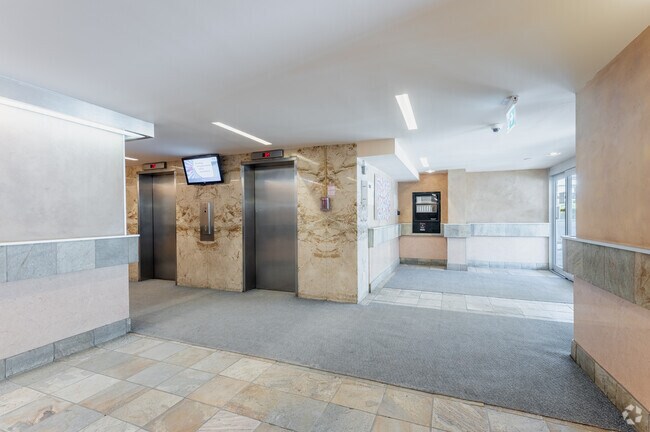 Lobby - 7 St. Dennis