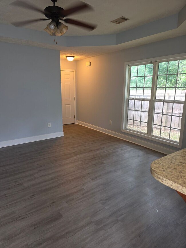 Foto del edificio - A Great Starter Home Just For YOU!