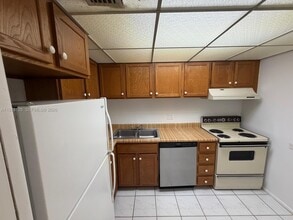 Building Photo - 3720 Inverrary Dr