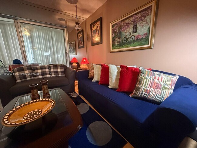 Foto del edificio - 8220 Sunrise Lakes Blvd