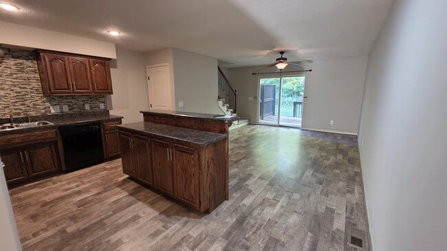 Building Photo - Beautiful 2 Bedroom Townhome in North Kans...